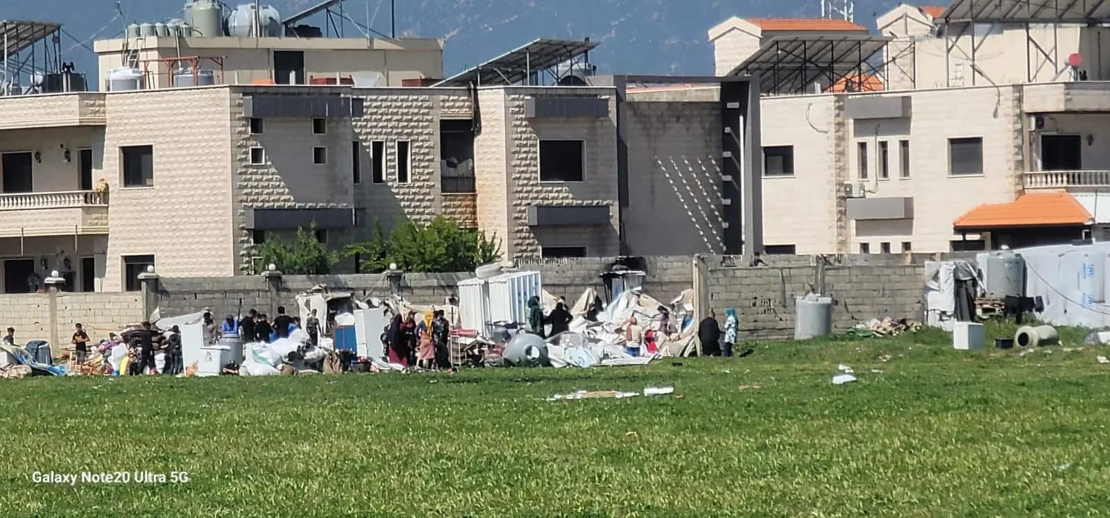 "بسبب إيوائهم المجرمين"... تفكيك مخيّمين للسوريين