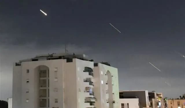 بعد ضربة "أصفهان".. "شركات طيران" توقف التحليق فوق إيران