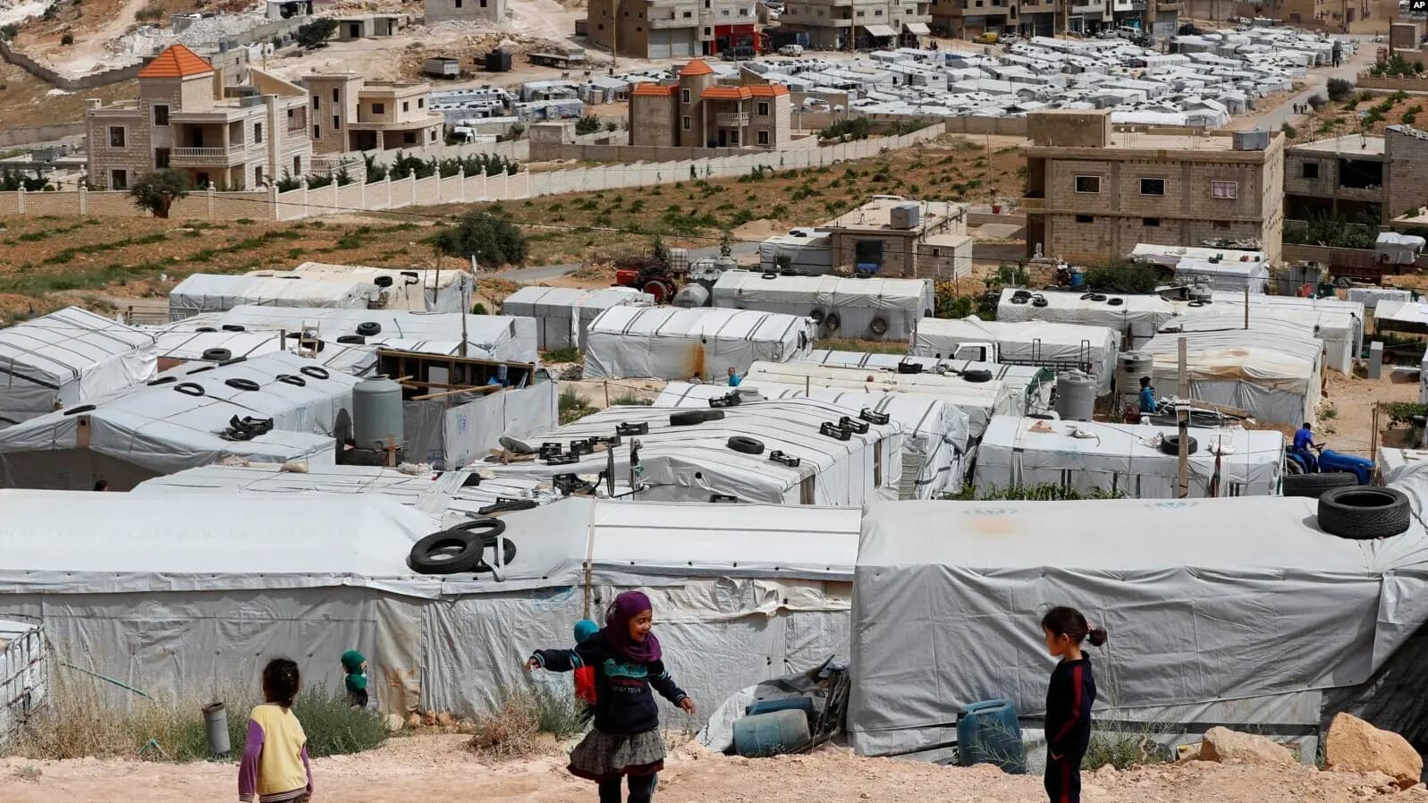 بين النِّعمة و النَّقمة: هل سيطول بقاء السوريين في لبنان؟