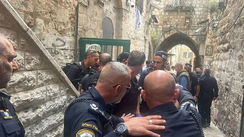 "عملية طعن في القدس" والعدو يشتبه بسائح تركي