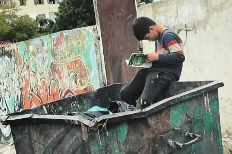 عندما يتّخذ الأطفال من أكوام النفايات سريرًا لهم