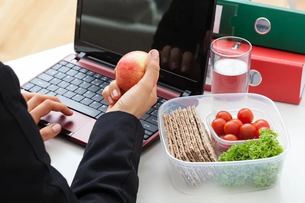 ٩ وجبات تعزز الإنتاجية أثناء العمل