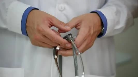طبيب متهم بالاغتصاب.. والقوى الأمنية تتابع