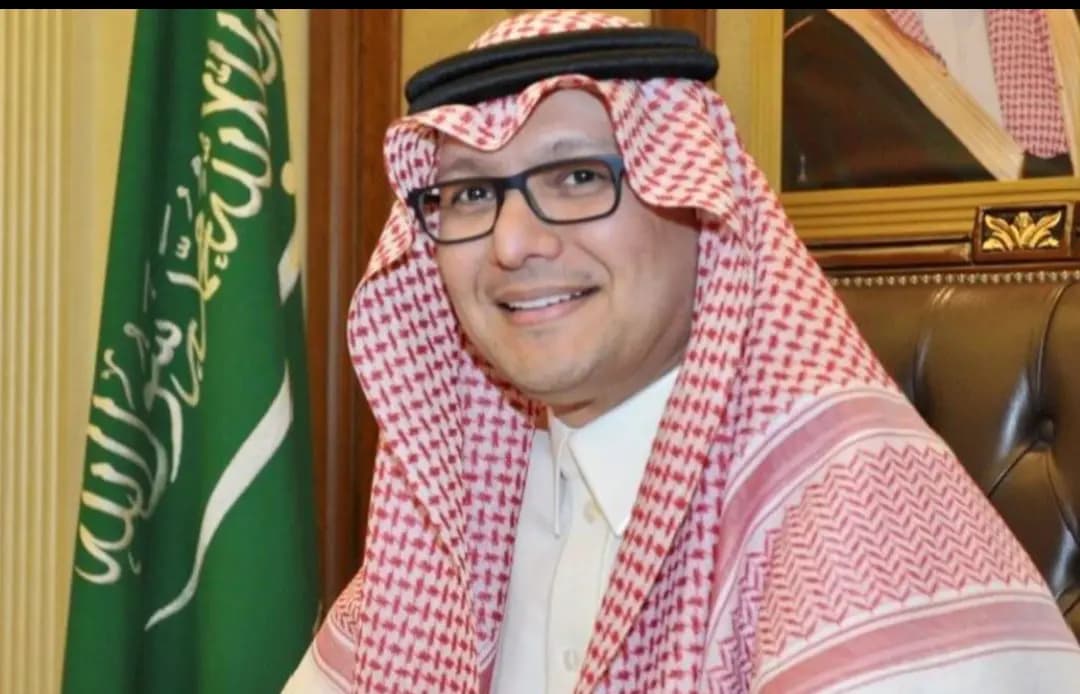 "أجبن من أن يواجهَ الحقائق"... تغريدةٌ "لافتة" لـ بخاري