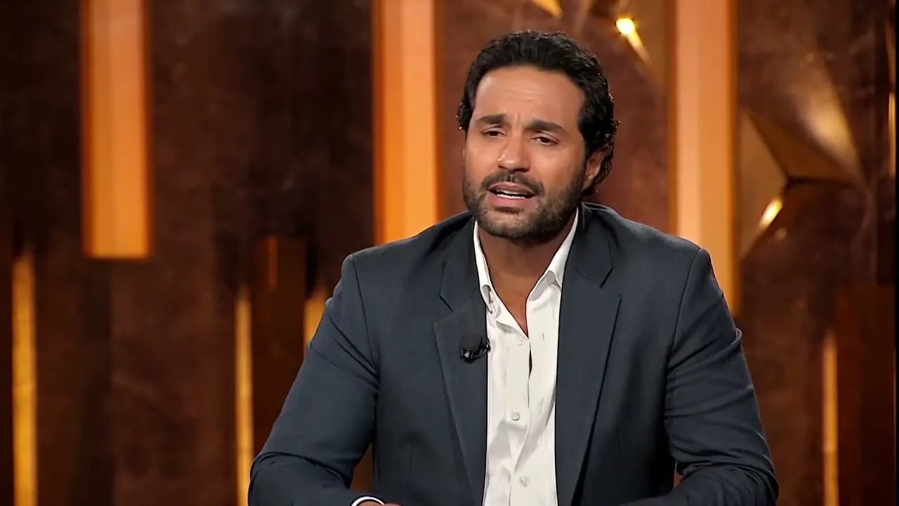 "كريم فهمي" عاش مساكنة.. وعالمة الدين تطالبه بالتّوبة