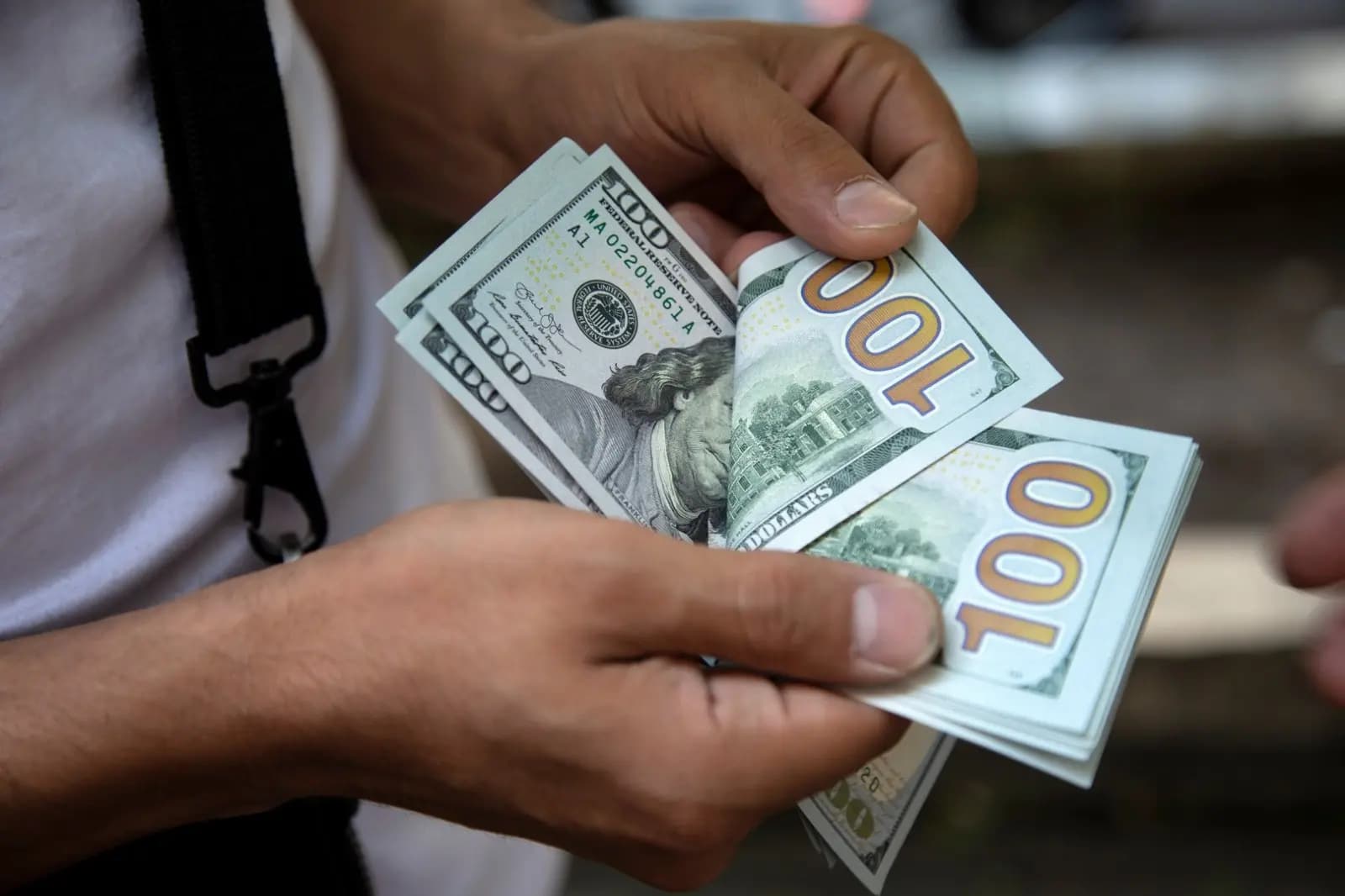 كيف اقفل سعر صرف دولار السوق السوداء مساء اليوم؟