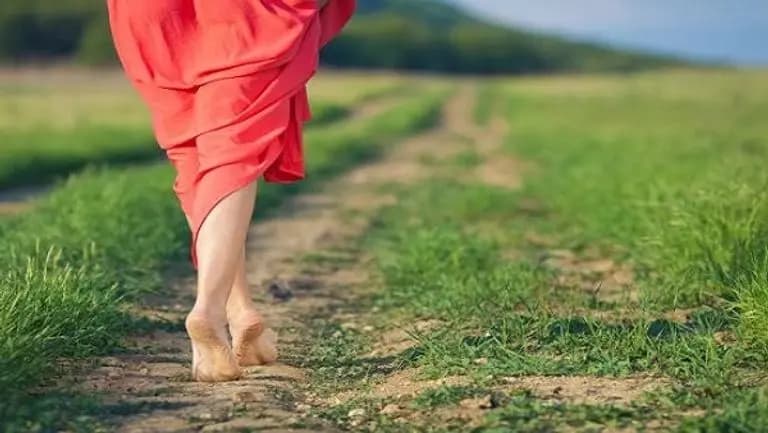 إليكم الفوائد الصحية للمشي.. ولكن حفاة الأقدام