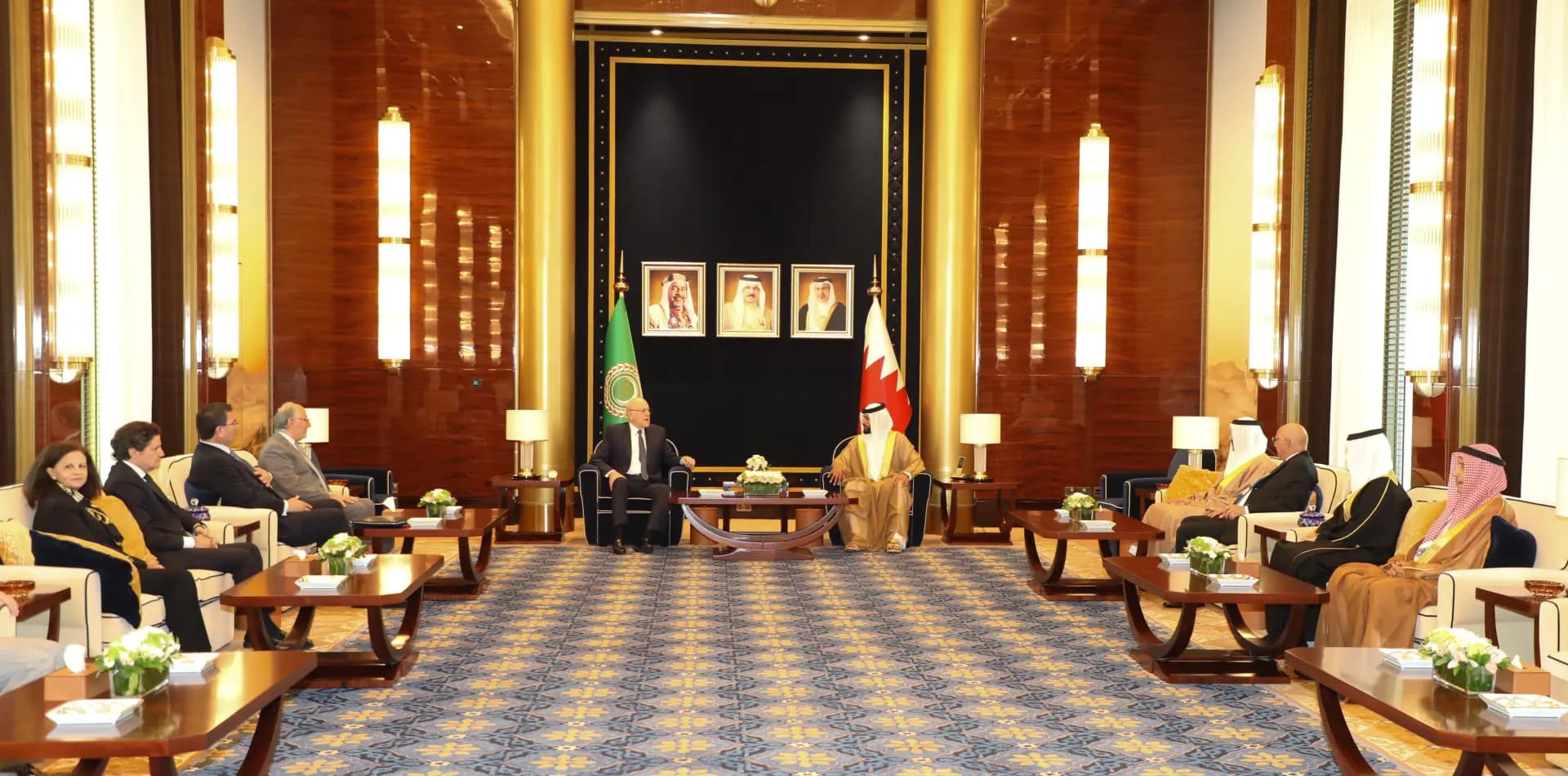 ميقاتي والوفد المرافق يصلون إلى البحرين