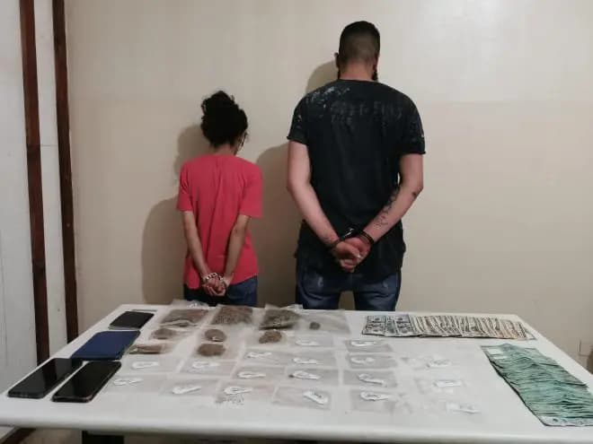 ينشط بترويج المخدرات برفقة زوجته.. والأمن يوقفهما بالجرم المشهود