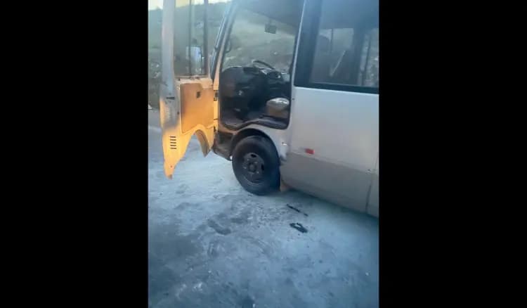 احتراق باص على هذا الطريق.. ونجاة ركابه بأعجوبة