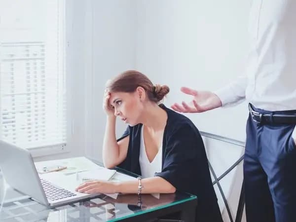 "ضغوط العمل"تسبّب أوجاعًا في الجسم