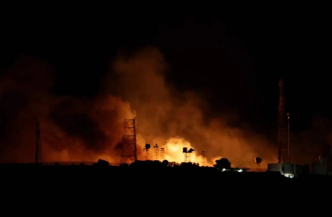 اندلاع حريق في الخيام جراء القصف المعادي