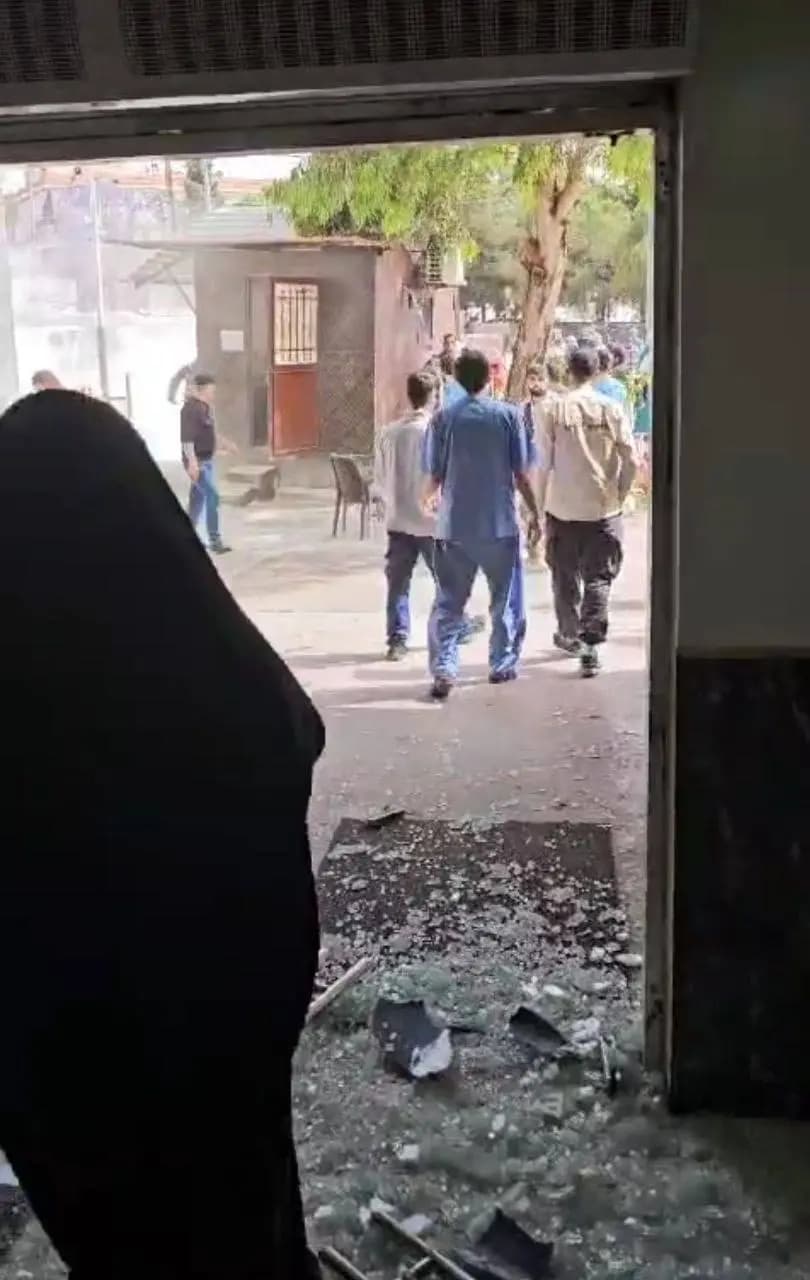 العدو يستهدف مدخل أحد المستشفيات جنوباً.. ويوقع شهداء وجرحى