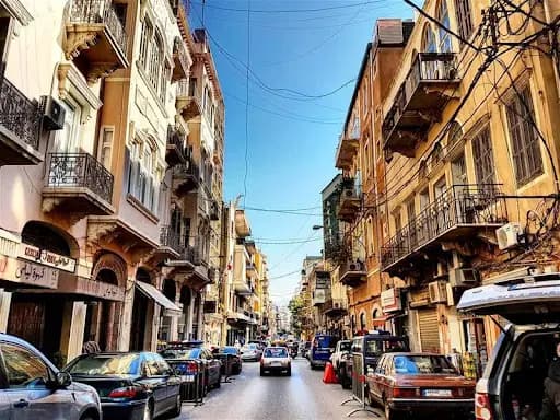 في بيروت.. سائقو السيارات العمومية يقطعون الطريق