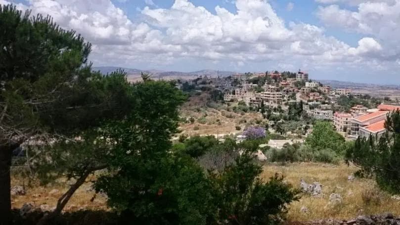 غارة صهيونية على محل تجاري في حولا.. ماذا عن الإصابات؟