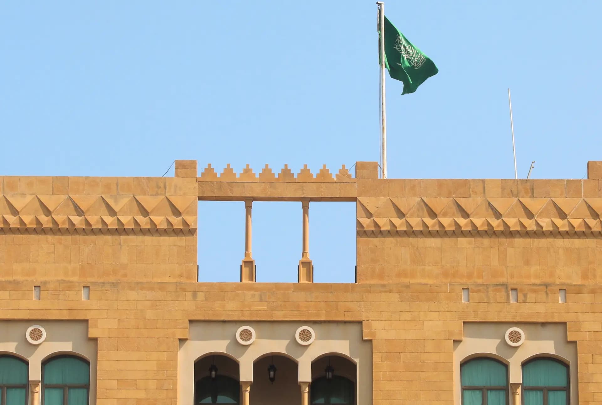في السفارة السعودية.. عنصر في قوى الأمن يُنهي حياته