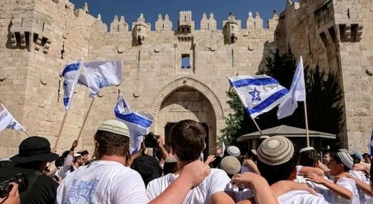 "مسيرة الأعلام" الاستفزازية تصل إلى ساحة باب العامود في القدس المحتلة