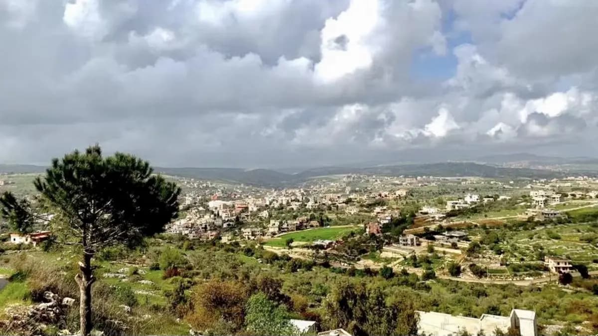 العدو الصهيوني يستهدف ساحة عيترون