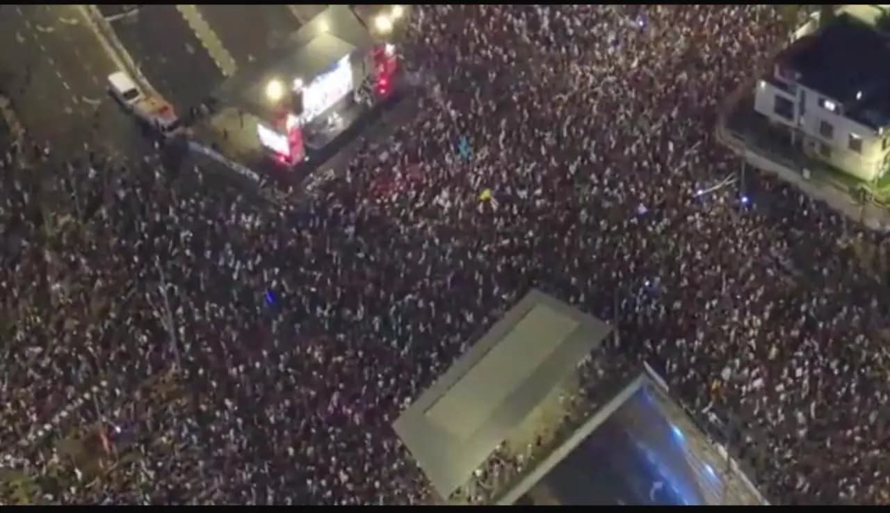 لحظة "تاريخية".. مظاهرة بالآلاف في "تل أبيب"