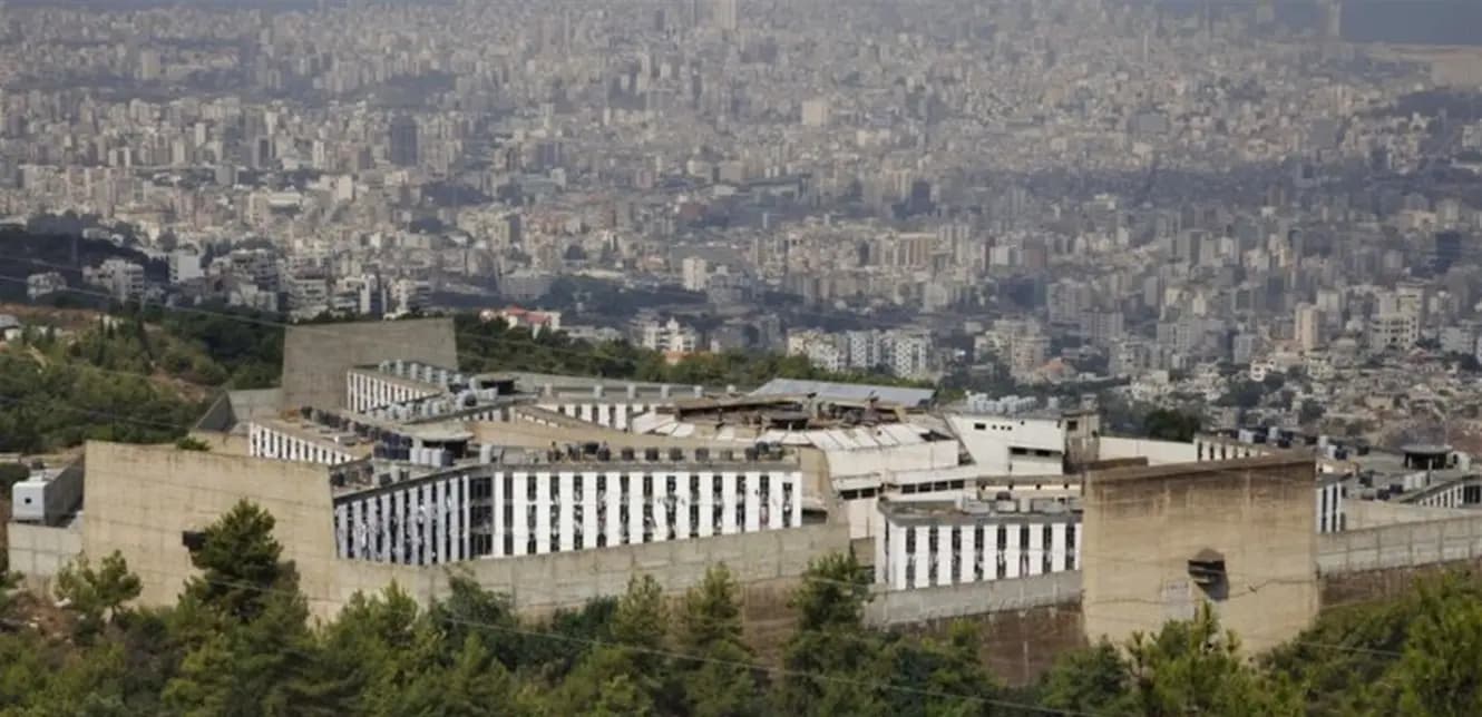 تصاعد الدخان وإشكال.. ماذا يجري داخل سجن رومية؟