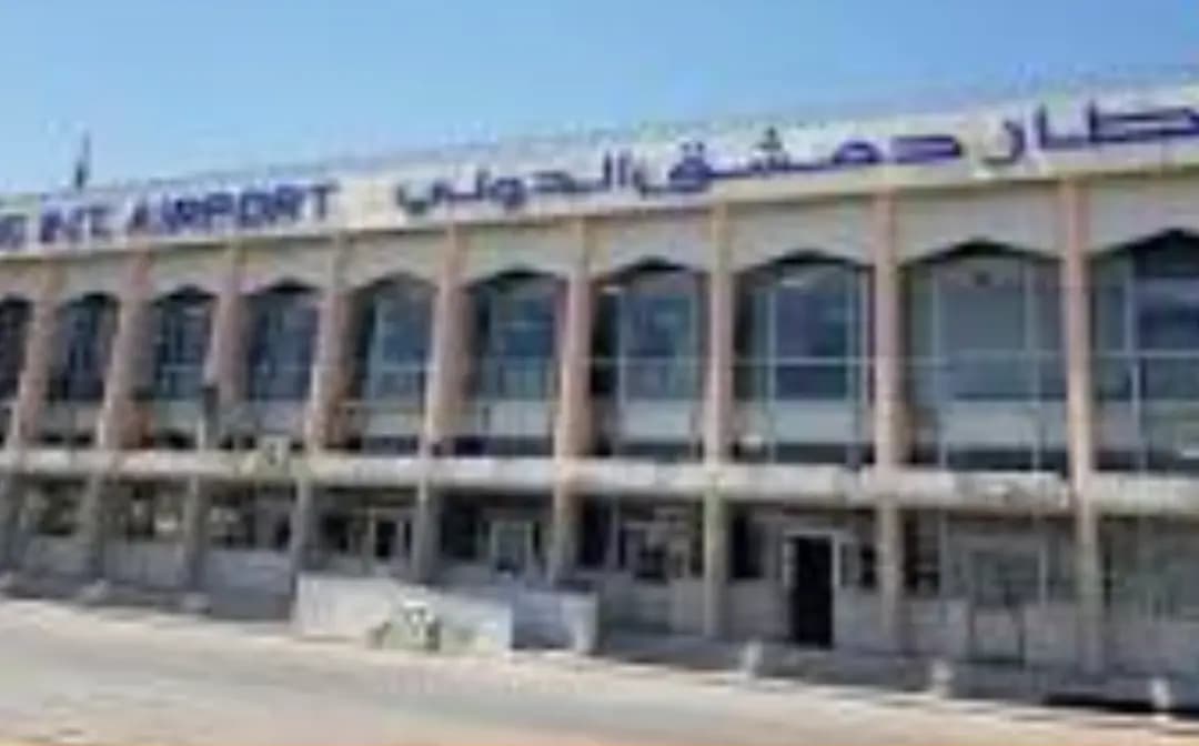 موظفٌ في مطار دمشق:" المطار تأثر بالقصف الإسرائيلي واضطررنا إلى تأجيل كافة الرحلات