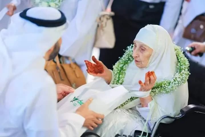 "حدث استثنائي".. السعودية تستقبل أكبر الحجاج سنًّا