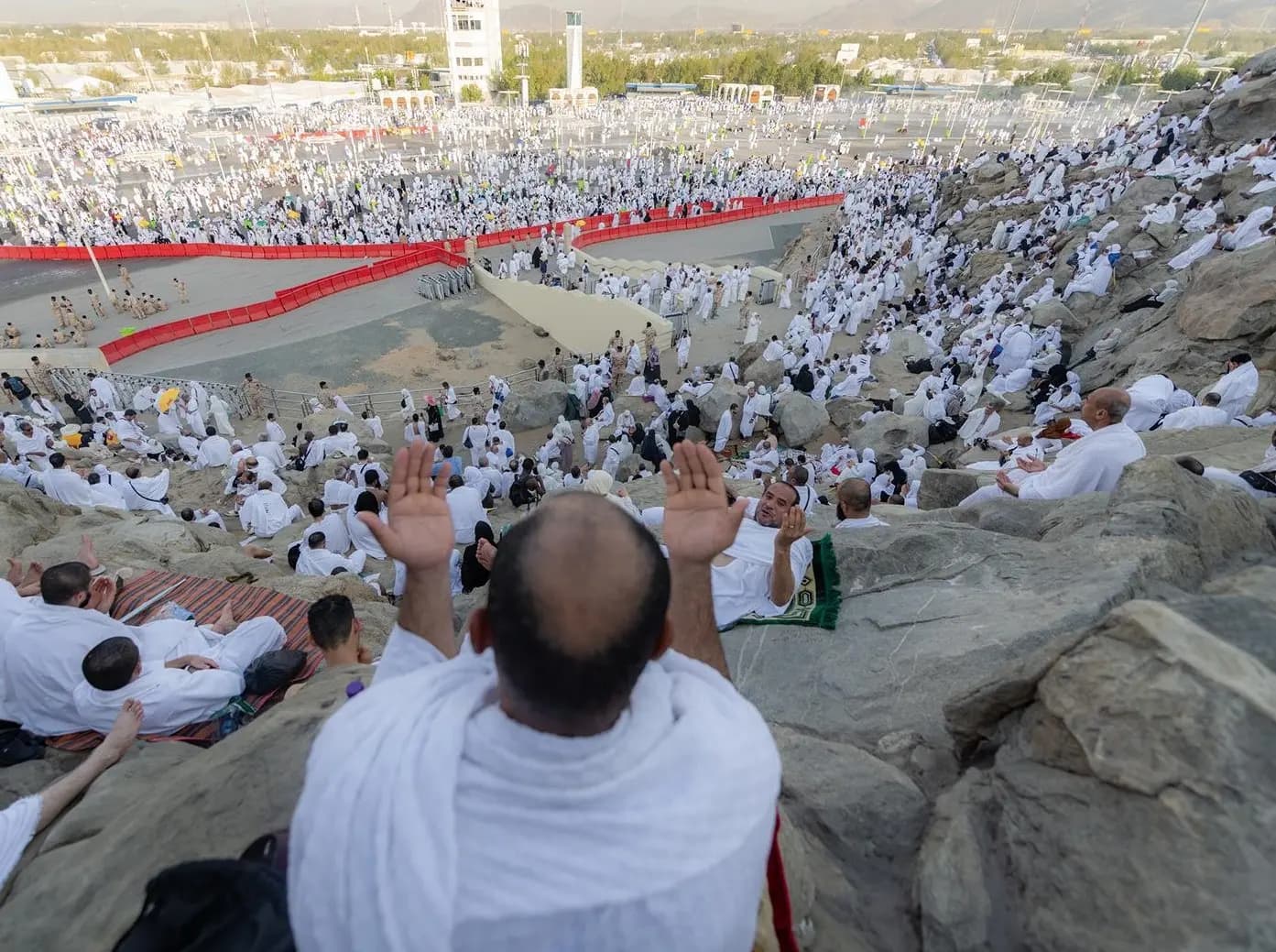 "في يوم عرفة".. حجاج بين الله يؤدون ركن الحج الأعظم