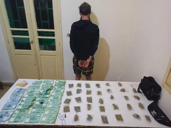 يروج المخدّرات على متن دراجة آليّة مسروقة.. والأمن يتحرك