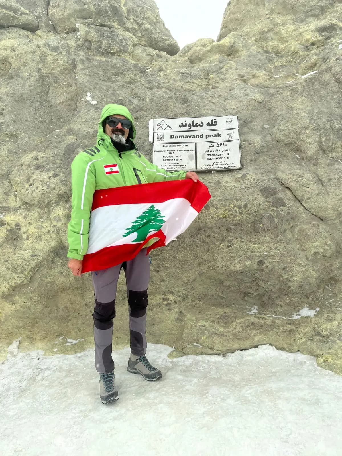 إنجاز جديد.. الإعلامي صلح يرفع علم لبنان و الجيش على أعلى قمة جبل في إيران