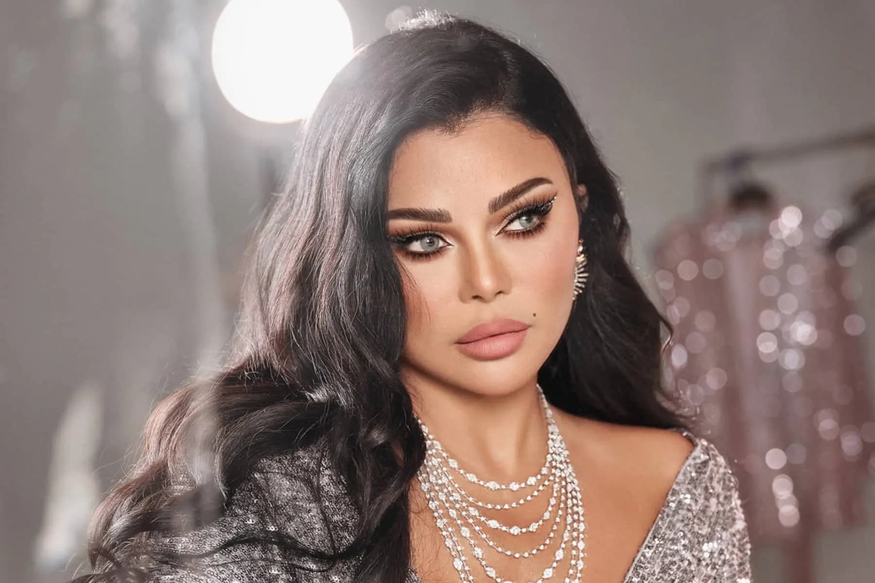 هيفا وهبي تطل بجمبسوت قصير.. والجمهور: شو هاللبس الفاضح!