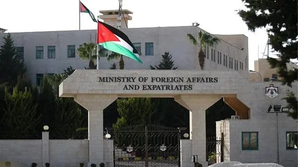 دولة عربية تدعو مواطنيها لعدم السفر إلى لبنان
