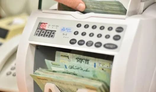 موظفون لم يقبضوا رواتبهم بعد.. ويشتكون من هذا المصرف!