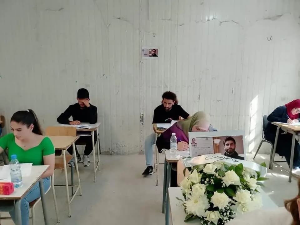 "رغم الغياب".. صور الطلاب الشهداء زينت قاعات الامتحانات