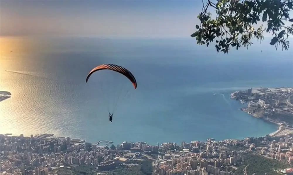 على أحد مباني جونية.. هبوط خاطئ لمظلة هوائية