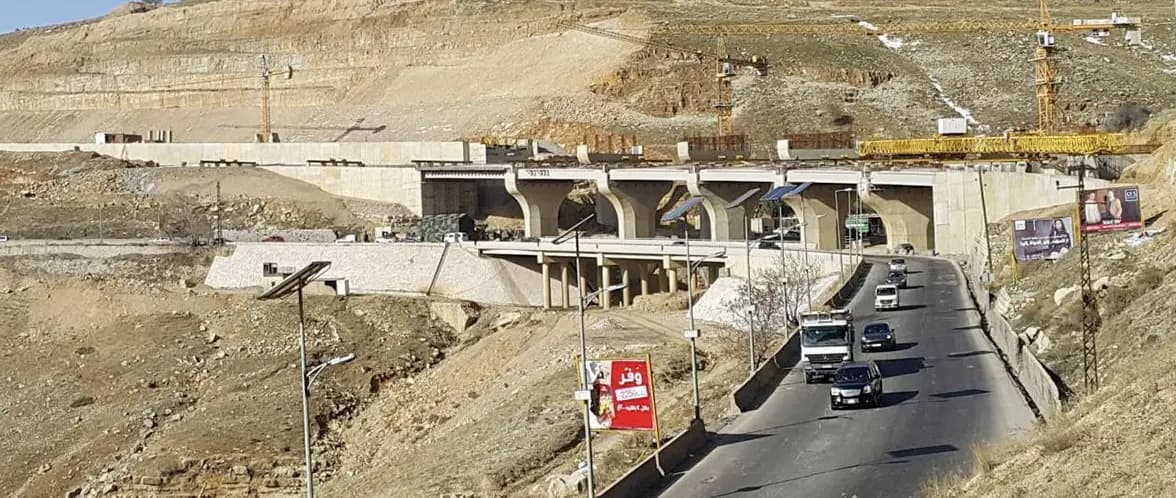 "جيب مفيم وبلا لوحات".. هذا ما حدث على طريق ظهر البيدر