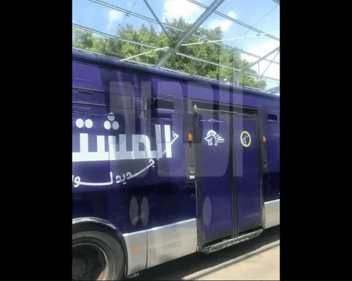 بالصور: بعد يوم على إطلاقها.. باصات النقل العام تتعرّض للاعتداء