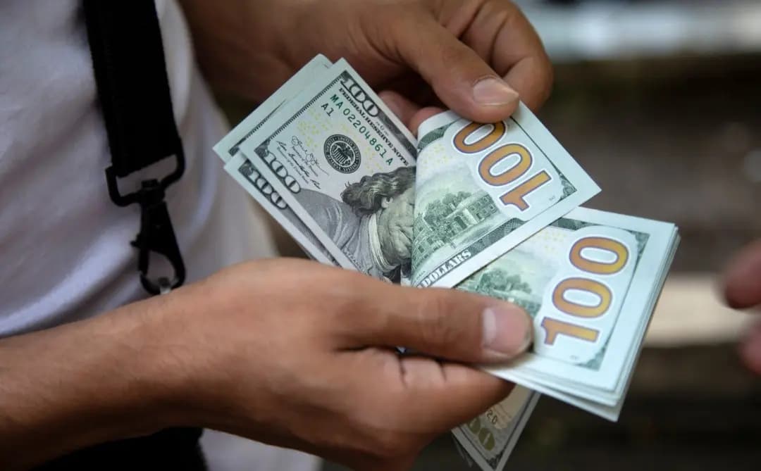 سعر الدولار ينخفض... كم سجل حتى الساعة؟