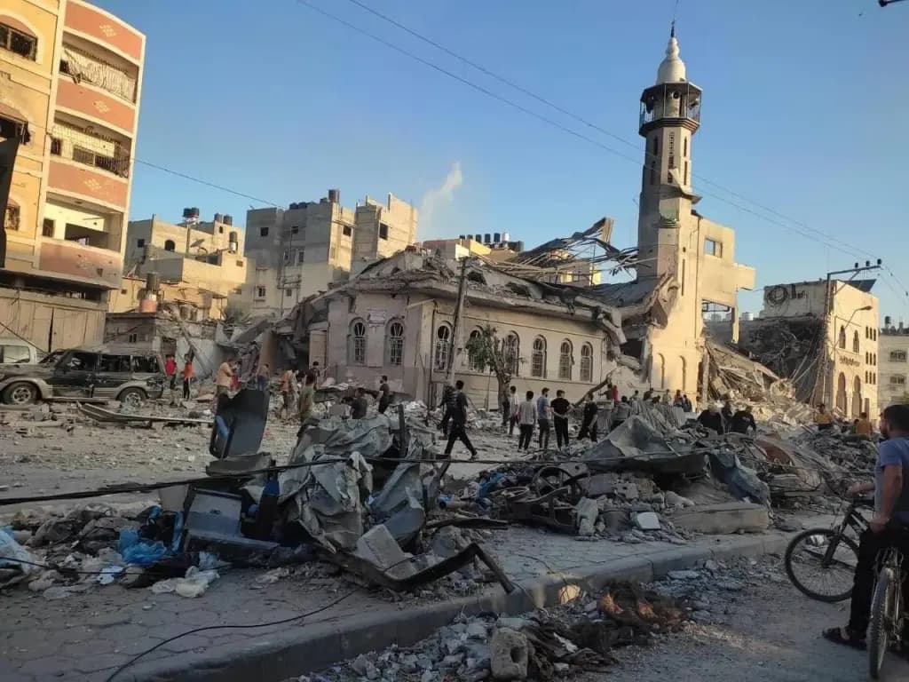 الاحتلال يواصل مجـ.ـازره ويستهدف مصلى في غزة