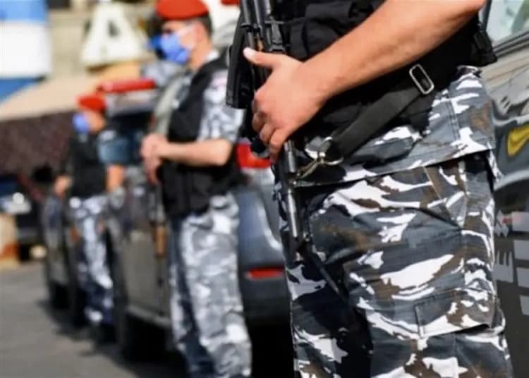 "بعد طعنها".. المجرم في قبضة القوى الأمنية