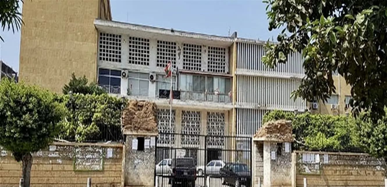 "بآلة حادة".. سجين يطعن النزلاء