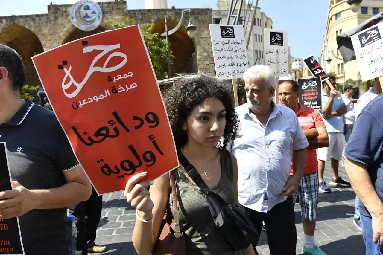 "رفضاً لفك الارتباط".. المودعون إلى الشارع