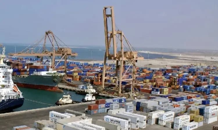 طيران الكيان يستهدف ميناء الحديدة