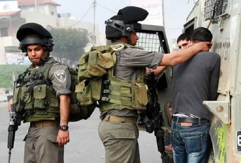 العدو الاسرائيلي يعتقل فلسطينيا من قطاع غزة
