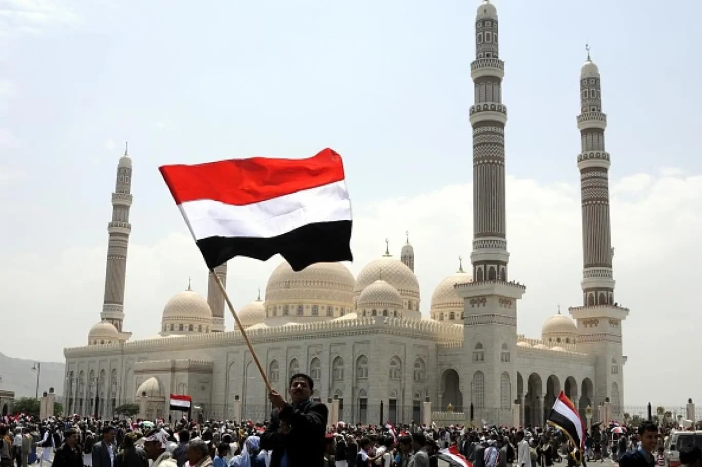"نعدّ العدّة لحرب طويلة".. القوات اليمنية: سنرد ولن نتردد