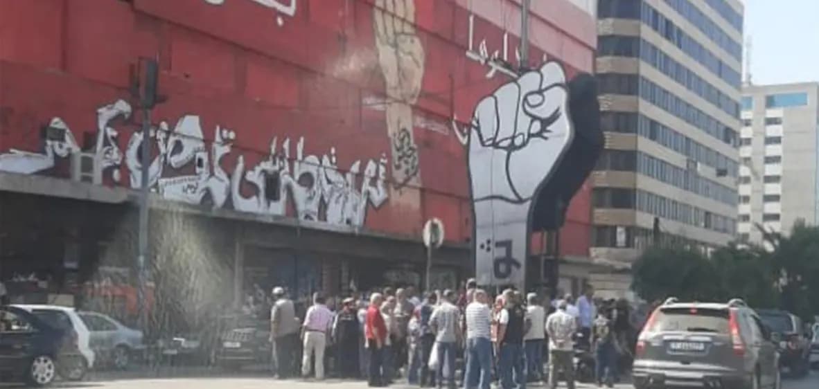 محتجون يقطعون الطريق أمام سرايا طرابلس... والسّبب؟!