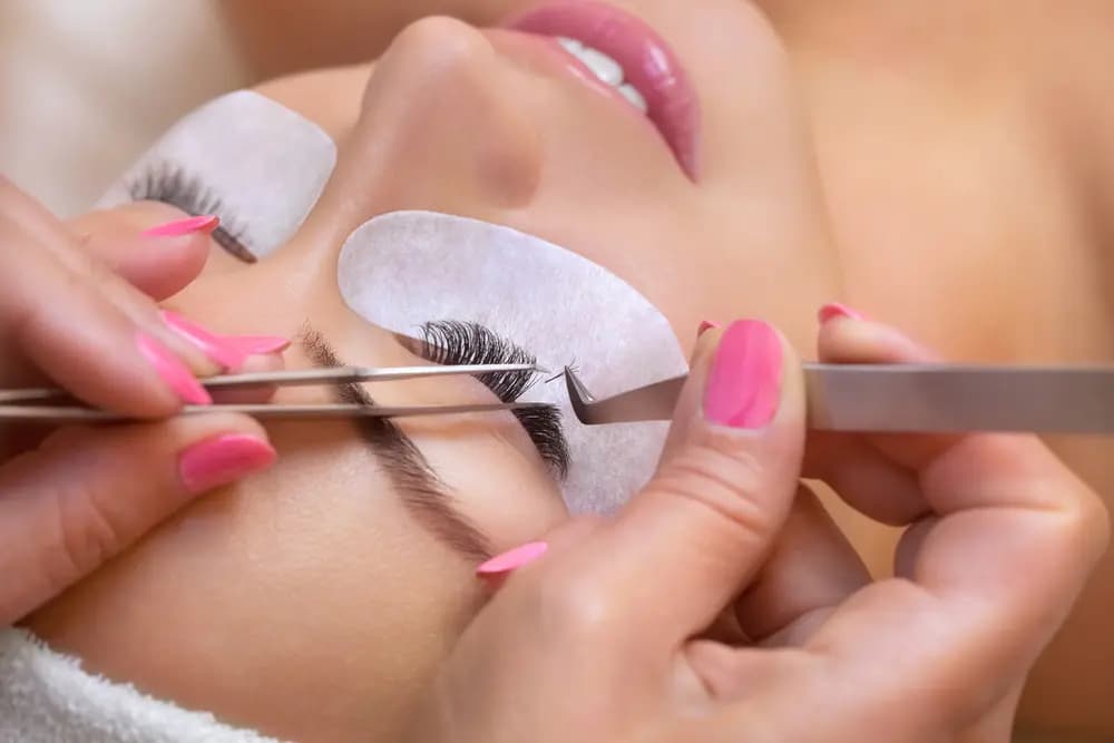 "مسببة للسرطان".. احذروا صيحة تطويل الرموش