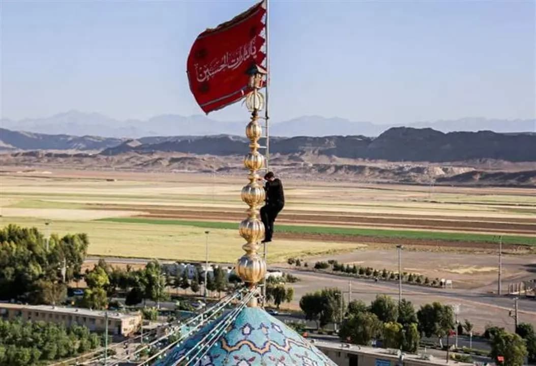مباشرة على الهواء.. إيران ترفع علم الثأر الأحمر!