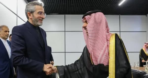 اتصال هاتفي بين وزيري الخارجية الإيراني والسعودي.. إليكم تفاصيله