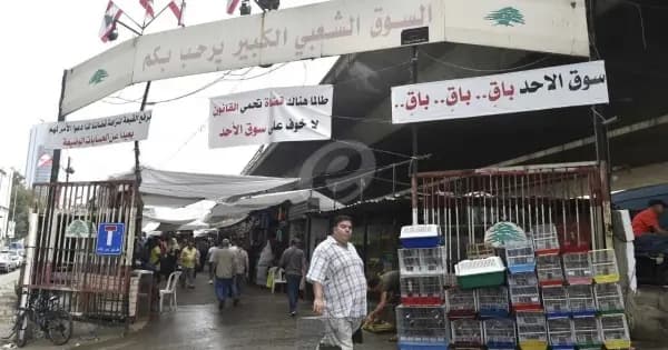 "يروّج الممنوعات في سوق الأحد".. يقع في قبضة الأمن
