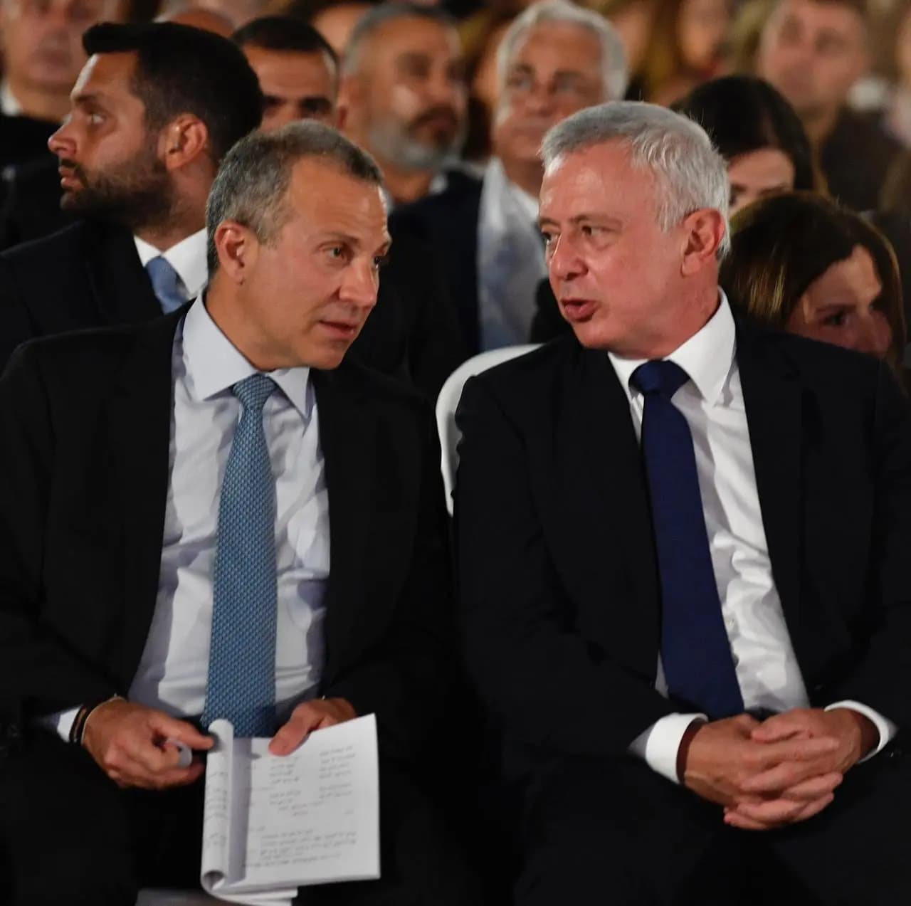 بالصور: حديث وودّ.. فرنجية وباسيل جنباً إلى جنب